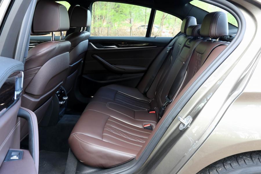 Интерьер BMW 520d xDrive Sedan Luxury Line 2017 года  (WW) (фото 17 из 21)